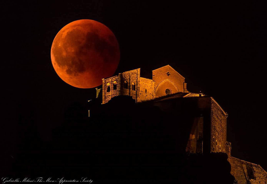 Eclissi totale e la Sacra di S.Michele, da Caprie - 28.07.18 #fotodelgiorno di Gabriella Milani